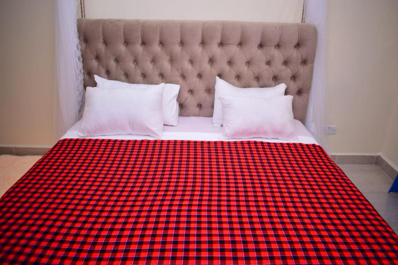 Great House Bnb Near Jkia ナイロビ エクステリア 写真
